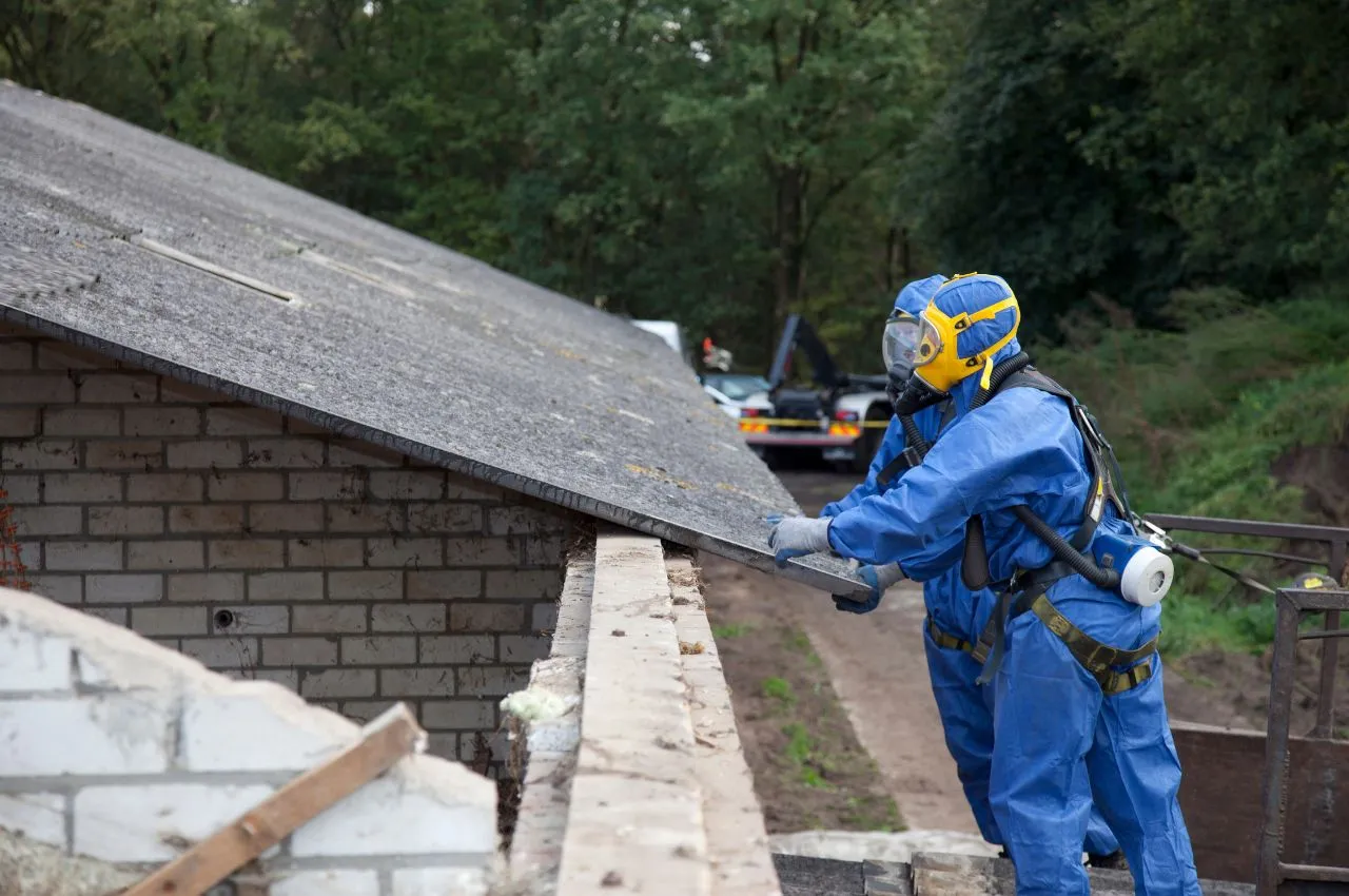 Opérateur en équipement de protection sur un chantier de retrait d'amiante